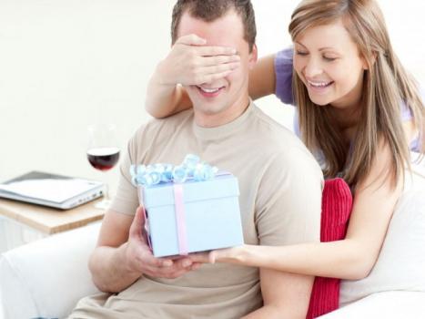 Что подарить мужу на годовщину свадьбы: в шутку и вполне серьезно